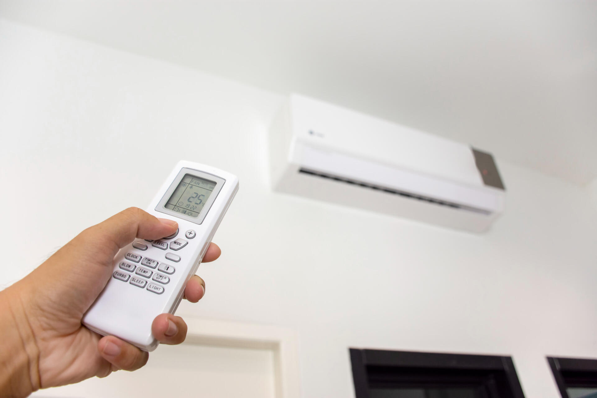 Climatisation réversible installée par 2 HOT en Moselle, unité extérieure sur façade maison