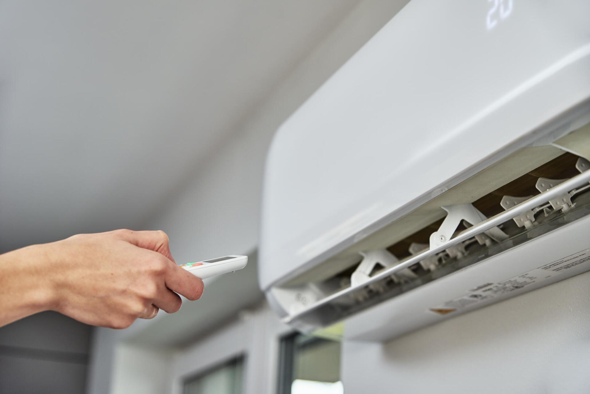 Unité intérieure de climatisation réversible monosplit installée dans une maison en Moselle